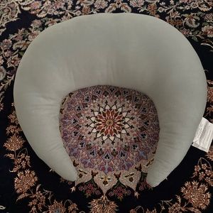 Snuggle me organic feeding and support pillow LIKE NEW!